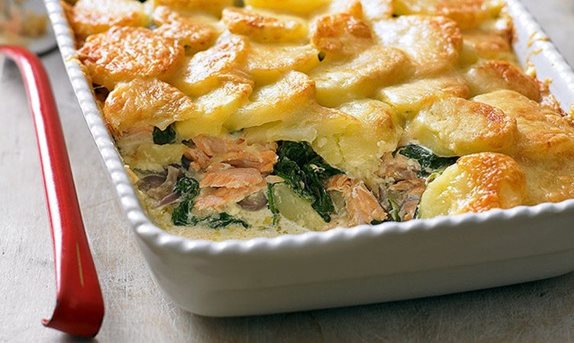 Spanac cu cartofi şi somon la cuptor